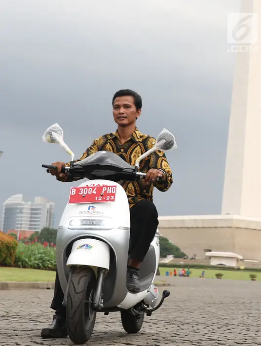 Petugas mencoba motor listrik di halaman Monas, Jakarta, Kamis (13/12). Pemprov DKI Jakarta menerima hibah 50 unit motor listrik Viar Q1 yang dibagi 20 unit di Ragunan, 20 unit di Monas, dan 10 unit di Jatibaru. (Liputan6.com/Helmi Fithriansyah)