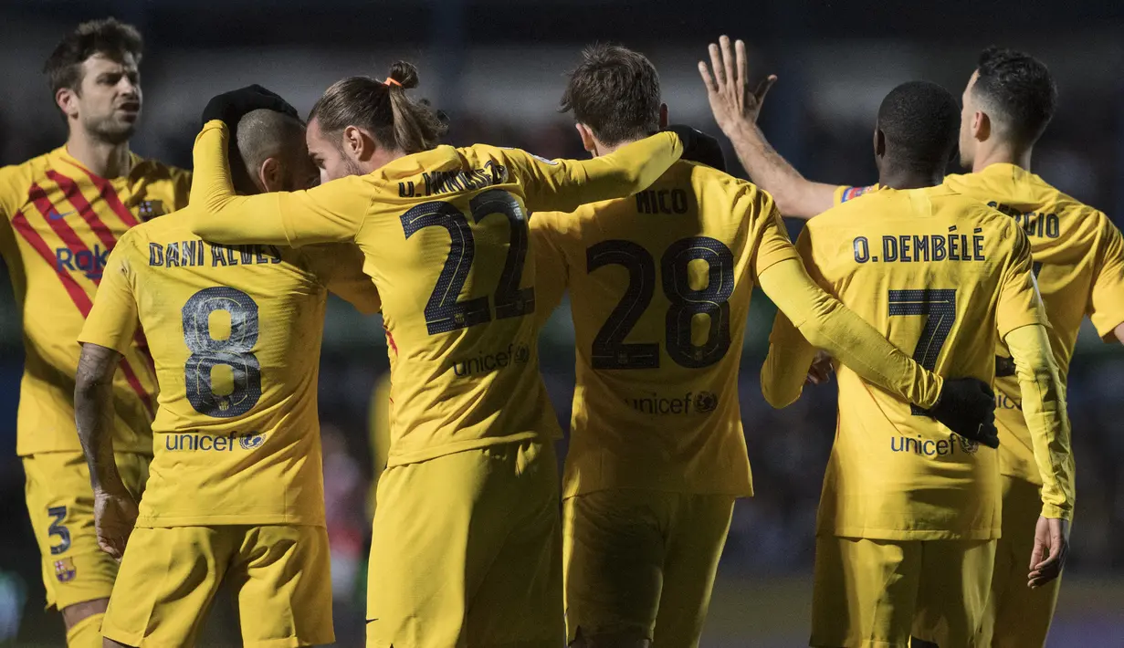 Penyerang Barcelona Ousmane Dembele (kedua-kanan) berselebrasi dengan timnya setelah mencetak gol ke gawang Linares Deportivo pada babak 32 Besar Copa del Rey di Estadio Linarejos, Kamis (6/1/2022) dini hari WIB. Barcelona menang 2-1 atas tim divisi 3 Linares Deportivo. (JORGE GUERRERO / AFP)