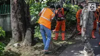 Warga menyapu jalan saat razia masker di kawasan Karang Tengah Lebak Bulus, Jakarta, Selasa (24/11/2020). Pemerintah Provinsi (Pemprov) DKI Jakarta mencatat, total denda pelanggaran protokol kesehatan mencapai Rp 4,9 miliar. (Liputan6.com/Faizal Fanani)