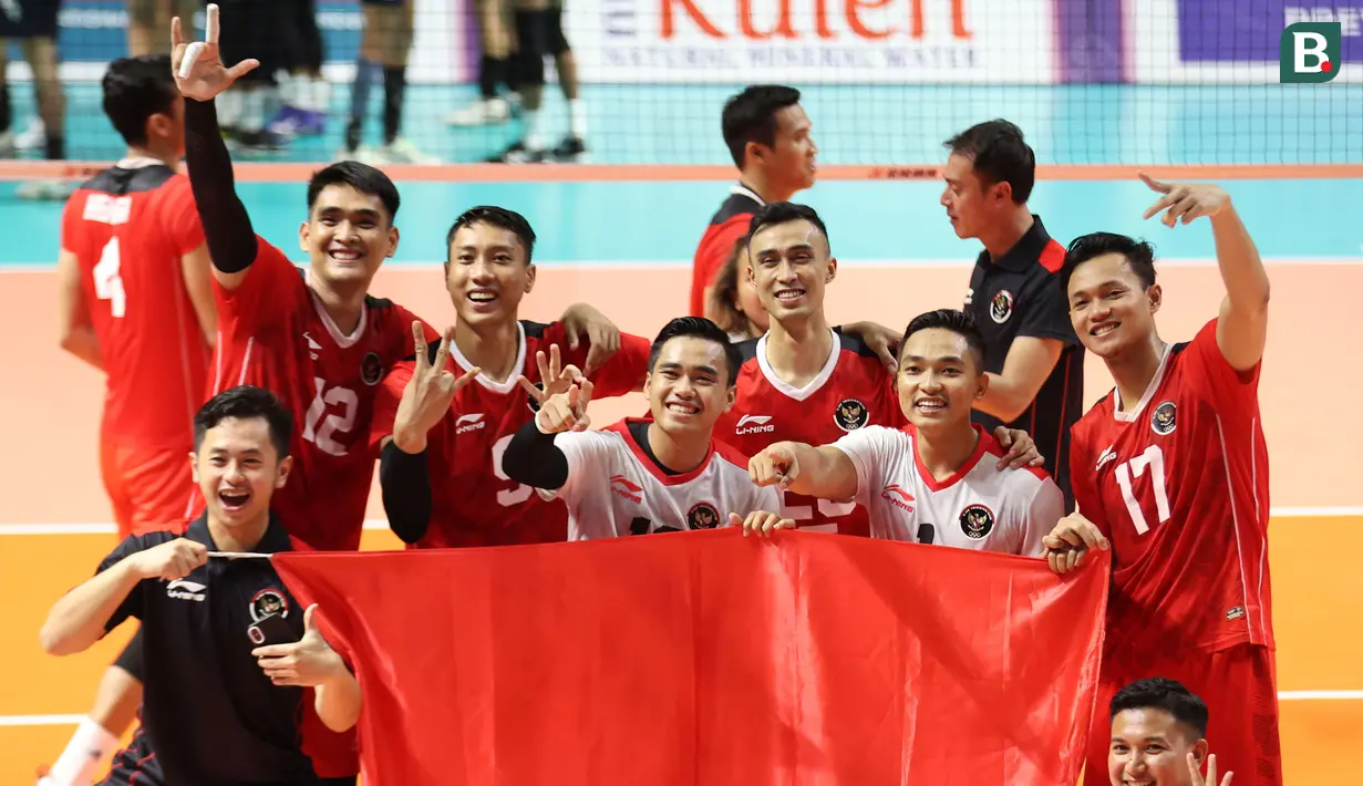 Sejumlah pemain Timnas Bola Voli Putra Indonesia merayakan kemenangan pada laga final SEA Games 2023 di Phnom Penh, Kamboja, Minggu (08/05/2023). Skuad asuhan Jeff Jiang Jie menang tiga set langsung (25-21, 25-10, 25-15) atas tuan rumah Kamboja. (Bola.com/Abdul Aziz)