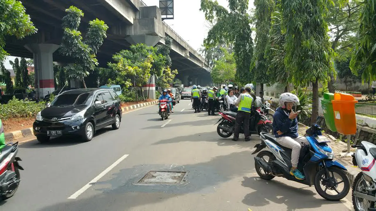 Polres Jakarta Timur gelar razia kendaraan di Jalan Jendral Ahmad Yani.