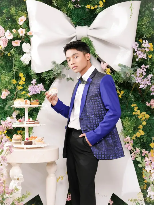 Betrand Peto tampil kontras kenakan jas biru hitam dan kemeja putih dengan dasi kupu-kupu [@sarwendah29]