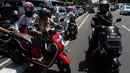 Pengendara berusaha pindah jalur dengan mengangkat sepeda motor mereka melewati pembatas jalan di kawasan Ridwan Rais, Jakarta, Rabu (21/8/2019). Pengendara motor tersebut berpindah jalur disebabkan tidak sabar menunggu kemacetan. (Liputan6.com/Johan Tallo)
