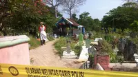 Proses autopsi korban geng motor Cirebon digelar di TPU Desa Pesindangan, Kecamatan Gunung Jati, Kabupaten Cirebon. (Liputan6.com/Panji Prayitno)