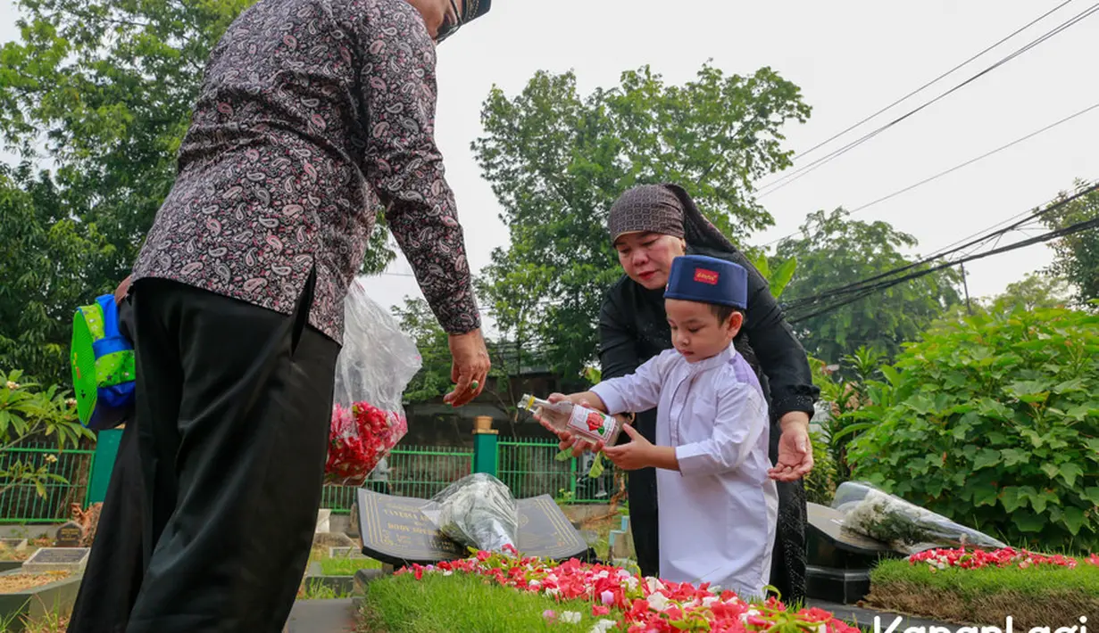 "Belakangan ini dia sering nyebut papi maminya, mau diantar papi maminya ke sekolah, bahkan ingin dijemput papi maminya pulang sekolah," ujar Haji Faisal usai nyekar, Sabtu (4/11). [Foto: KapanLagi.com/Muhammad Akrom Sukarya]