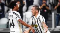Pemain Juventus Weston McKennie (kiri) dan Leonardo Bonucci merayakan gol Bonucci ke gawang Sampdoria pada pertandingan Serie A di Stadion Allianz, Turin, Italia, Minggu (20/9/2020). Juventus menaklukkan Sampdoria dengan skor 3-0.  (Marco Alpozzi/LaPresse via AP)