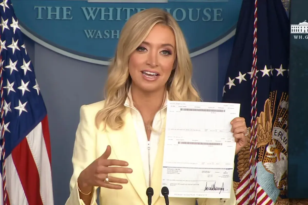 Jubir Gedung Putih, Kayleigh McEnany, menunjukan sumbangan gaji Presiden AS Donald Trump untuk temukan obat Virus Corona (COVID-19).