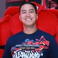 Pandji Pragiwaksono tak pernah lupa dari mana kariernya di pentas hiburan. Meski dikenal sebagai presenter lalu merambah panggung stand up comedy, jiwa Pandji tetap setia kepada musik rap. (Galih W. Satria/Bintang.com)