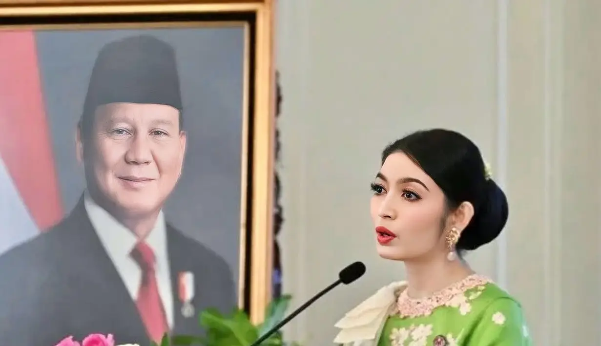 Selvi menggunakan complexion yang tampak ringan namun tetap memberikan kesan flawless dan glowing.  Alisnya tampak rapi dengan bentuk yang mengikuti garis alaminya.  [@rampainusantara_official].