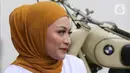 Nathalie Holscher saat mendatangi kantor Ekomando Artist Management, Jakarta Timur, Senin (25/7/2022). Di tengah prahara rumah tangganya dengan komedian Sule, Nathalie Holscher resmi bergabung dengan Ekomando Management Artist yang berada dibawah naungan Eko Patrio per 21 Juli lalu. (Liputan6.com/Herman Zakharia)