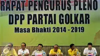 Ketua Umum Partai Golkar, Aburizal Bakrie (ketiga kanan) memimpin rapat pengurus pleno di gedung DPP Partai Golkar, Jakarta, Kamis (7/4/2016). Rapat tersebut merumuskan gelaran Munas Partai Golkar yang akan digelar di Bali. (Liputan6.com/Johan Tallo)