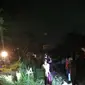 Proses evakuasi minibus elf yang tertabrak kereta api Probowangi di Lumajang (Istimewa)