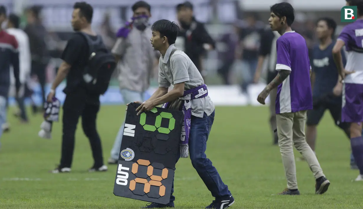 Suporter Persita Tangerang melakukan perusakan saat melawan Kalteng Putra pada laga Liga 2 di Stadion Pakansari, Jawa Barat, Selasa (4/12). Kalteng menang 2-0 atas Persita. (Bola.com/M. Iqbal Ichsan)