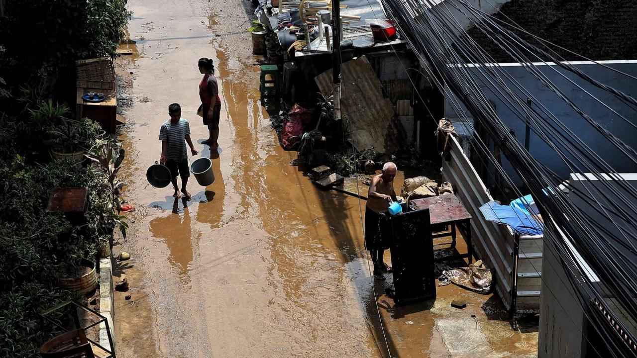 Warga berjibaku bersihkan sampah dan lumpur sisa banjir