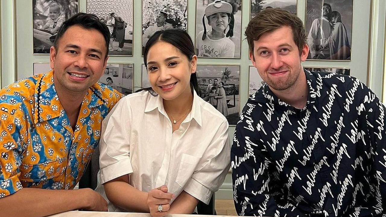 Seperti pada kunjungan pertama, Raffi Ahmad menyajikan aneka penganan lokal untuk Alan Walker. Salah satunya bakso.