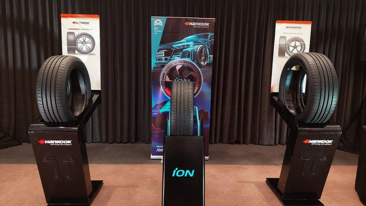 Saat ini Hankook iON tersedia dalam 5 ukuran, mulai dari 19 inci hingga 22 inci, dengan lebar dari 235 hingga 285 mm. <br>Ban khusus mobil listrik ini akan tersedia di Indonesia dengan dua pattern: iON evo dan iON evo SUV.&nbsp;<br>