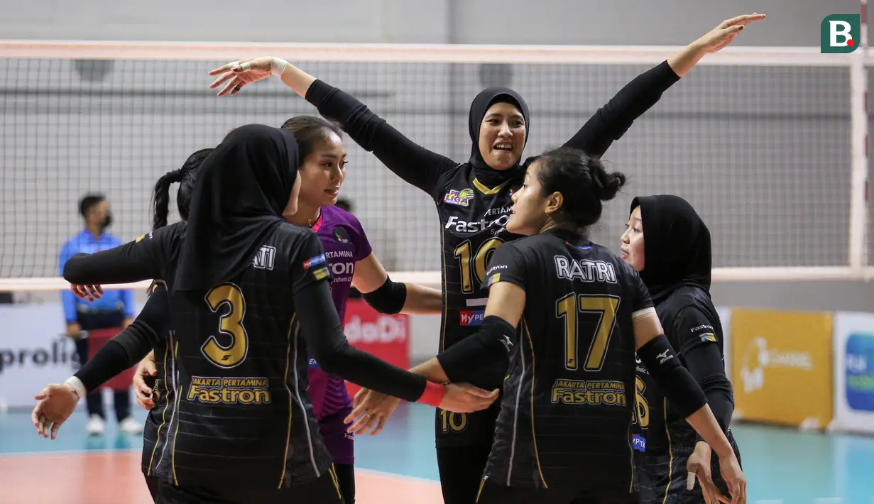 Para pemain Jakarta Pertamina Fastron melakukan selebrasi usai mencetak poin saat perebutan tempat ketiga grand final PLN Mobile Proliga 2022 melawan Jakarta Pertamina Fastron di Padepokan Voli Jenderal Polisi Kunarto, Sentul, Sabtu (26/03/2022). (Bola.com/Bagaskara Lazuardi)