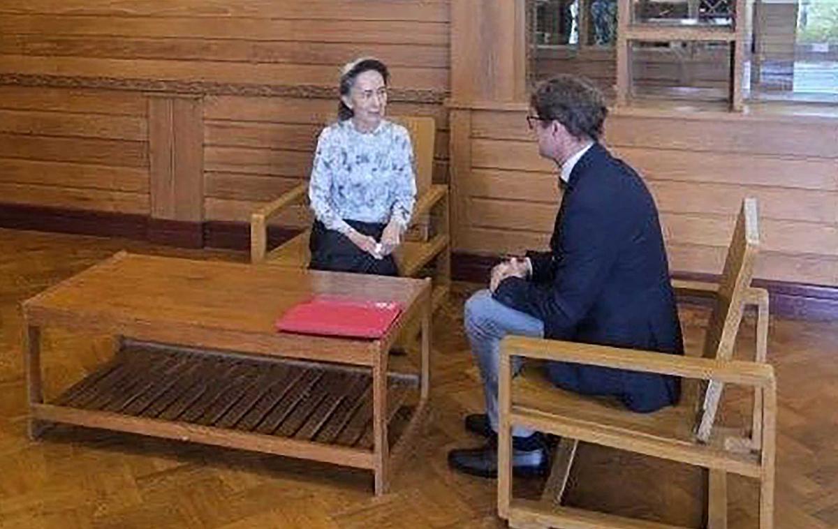 Aung San Suu Kyi Muncul Setelah Bertahun Tahun Tak Terlihat
