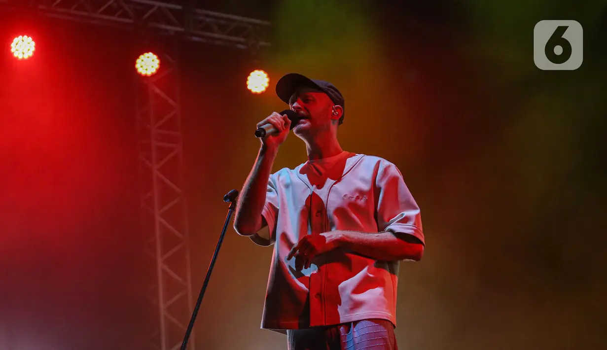 Band Indie asal London menggelar konser di Tennis Indoor Senayan, Jakarta, Sabtu (15/5/2024). (Liputan6.com/Angga Yuniar)