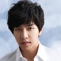 Lee Seung-gi adalah seorang entertainer multi talenta kelahiran Korea Selatan