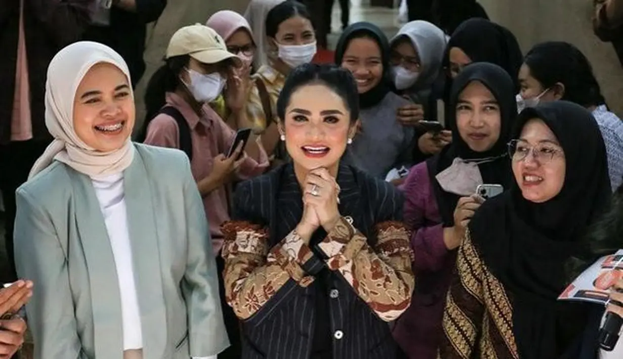 Krisdayanti senang melihat antusiasme mahasiswa di kuliah tamunya yang tinggi. (Instagram @krisdayantilemos)