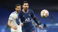 Penyerang Paris Saint-Germain (PSG) Lionel Messi berebut bola dengan bek Real Madrid Nacho pada leg kedua 16 besar Liga Champions di Santiago Bernabeu, Kamis (10/3/2022) dini hari WIB. Real Madrid secara dramatis sukses menyingkirkan PSG setelah menang 3-1. (AP Photo/Manu Fernandez)
