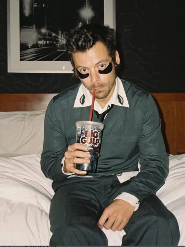 Busana Sustainable Harry Styles. [@harrystyles]