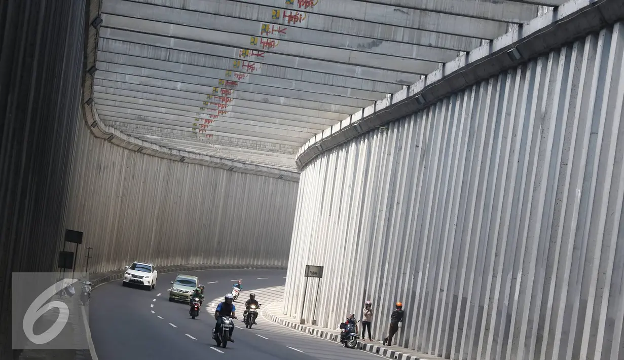 Sejumlah kendaraan melintasi terowongan lingkar luar Nagreg, Jawa Barat, Minggu (3/7). Terowongan tersebut menjadi lokasi favorit bagi pengendara untuk berfoto karena bangunannya yang unik. (Liputan6.com/Immanuel Antonius)