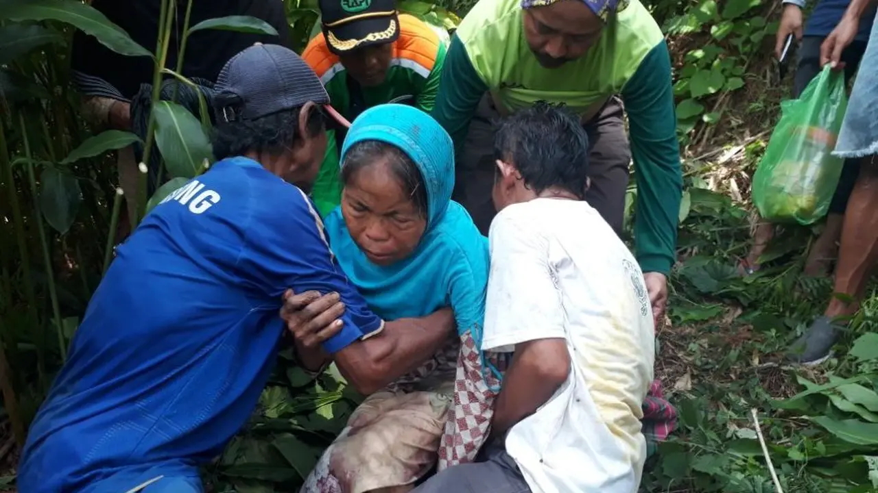 Nenek Katiyem shock dan tak bisa menjelaskan penyebab ia hilang misterius. (Foto: Liputan6.com/TRC BPBD BMS/Muhamad Ridlo)