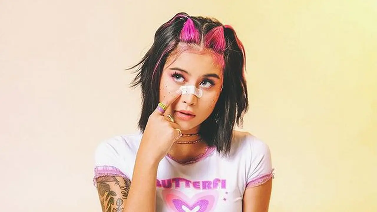[Fimela] 7 Potret Cantik Awkarin Saat Pemotretan Bertema E-Girl Aesthetic