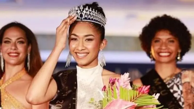 Miss Universe Fiji Manshika Prasad saat dinobatkan sebagai pemenang pertama