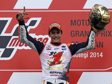 Pembalap Honda MotoGP, Marc Marquez mengangkat tangan usai memastikan gelar juara dunia MotoGP 2014 di Motegi, Jepang, (12/10/2014), (REUTERS/Toru Hanai)