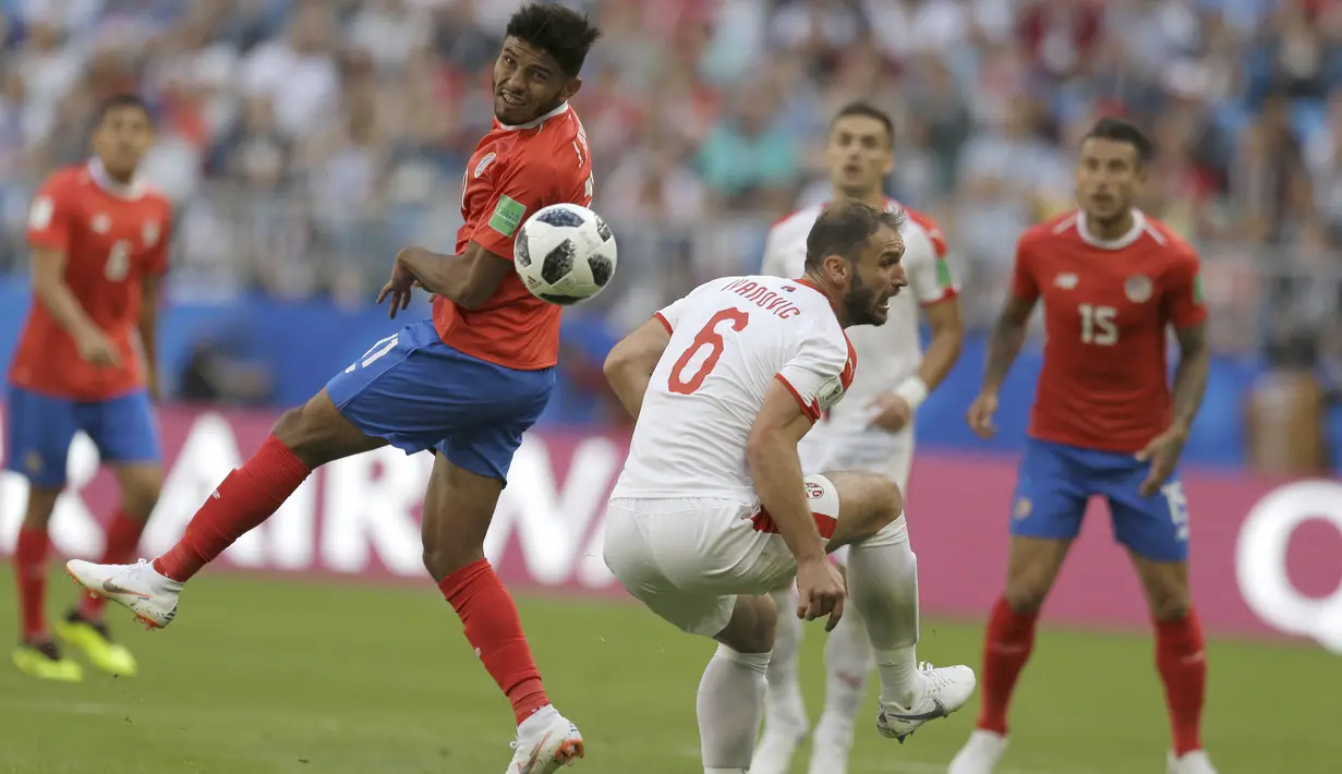 Duel pemain Kosta Rika,  Johan Venegas (kiri) dengan pemain Serbia, Branislav Ivanovic pada laga grup E Piala Dunia 2018 di Samara Arena, Samara, Rusia, (17/6/2018). Serbia menang 1-0.  (AP/Natacha Pisarenko)