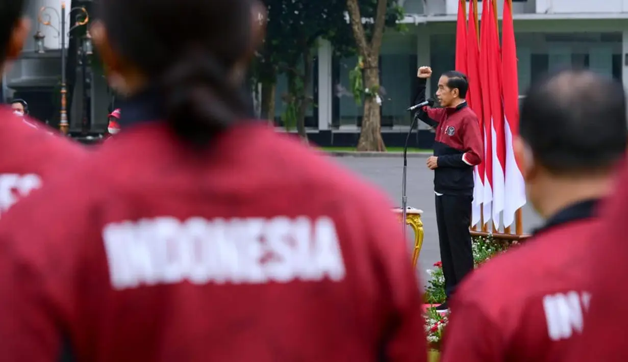 <p>Presiden Joko Widodo atau Jokowi (kanan) menyampaikan arahan saat pelepasan kontingen Indonesia untuk SEA Games 2021 di halaman Istana Merdeka, Jakarta, Senin (9/5/2022). Sebanyak 499 atlet dari 32 cabang olahraga diberangkatkan untuk bertanding pada SEA Games 2021 di Vietnam. (Dok. Kris - Biro Pers Sekretariat Presiden)</p>