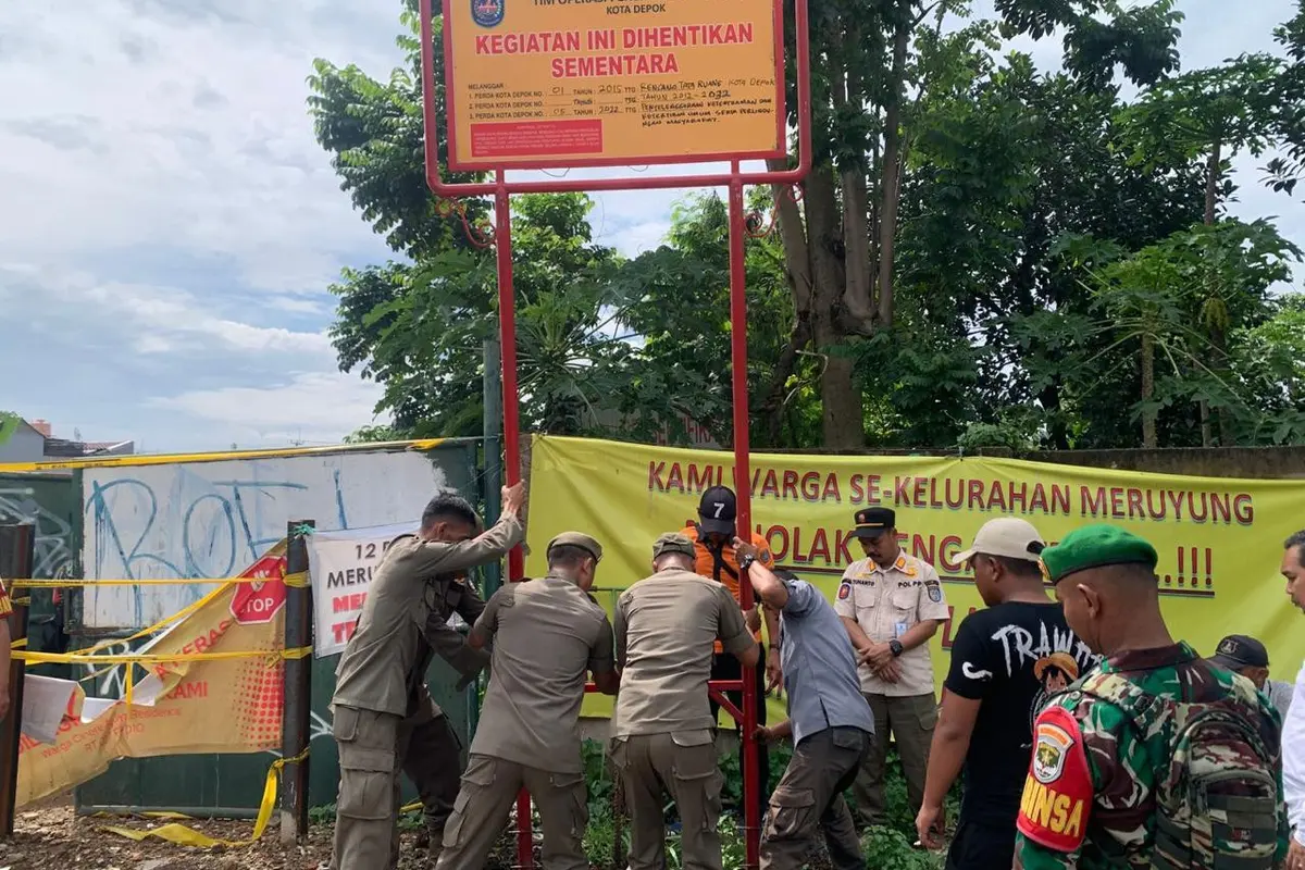 Satpol PP Kota Depok menyegel lahan yang dijadikan TPS liar di kawasan Meruyung, Limo, Depok. (Liputan6.com/Dicky Agung Prihanto)