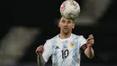 Penyerang Argentina, Lionel Messi berusaha mengontrol bola saat bertanding melawan Chile pada pertandingan Grup A Copa America 2021 di Stadion Nilton Santos, Brasil, Selasa (15/6/2021). Argentina bermain imbang atas Chile 1-1. (AP Photo/Ricardo Mazalan)