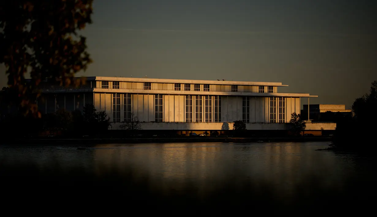 John F. Kennedy Center for the Performing Arts di Washington, Amerika Serikat, menjadi sorotan setelah hakim federal memblokir rencana penambahan nama Presiden Donald Trump pada gedung dan kompleks tersebut. (Andrew Harnik/Getty Images/AFP)