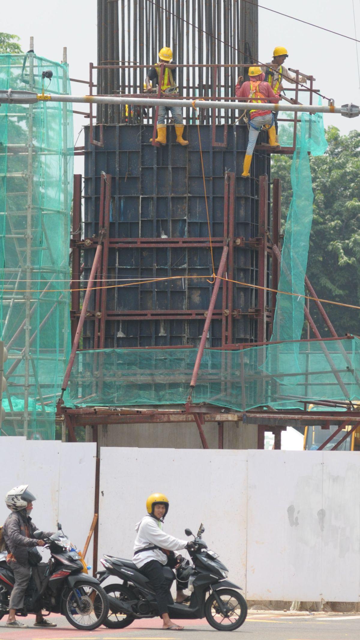 Pembangunan LRT Fase 1B diharapkan meningkatkan konektivitas wilayah dan daya saing Kota Jakarta serta memberikan dampak ekonomi, termasuk peningkatan pendapatan warga sekitar.&nbsp;Merdeka.com/Imam Buhori<br>