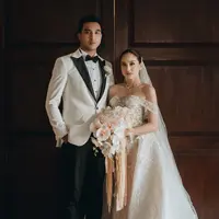 Lihat lagi potret pesona visual luar biasa saat keduanya mengadakan resepsi pernikahan. Bak prince dan princess dibalut busana pengantin modern bernuansa putih. [Foto: Instagram/salshabillaadr]