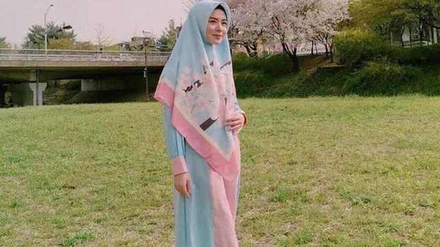 Style warna colorfoul yang dipilih Ayana Moon © instagram.com/xolovelyayana