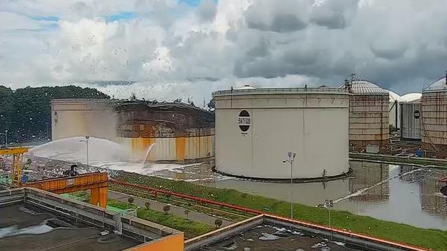 Penampakan tangki kilang Pertamina Cilacap yang terbakar pada Sabtu 13 November 2021 sudah berhasil dipadamkan. (Dok Pertamina)