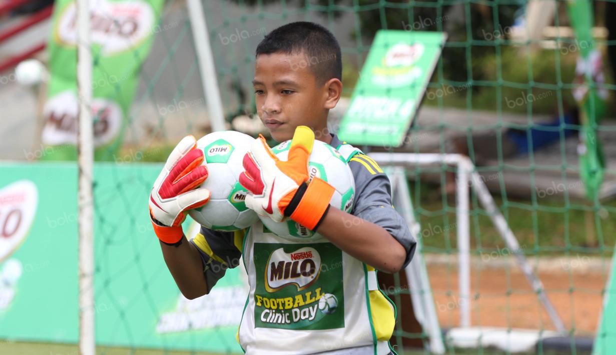 Menjadi kiper adalah pilihan yang menantang pada anak usia dini saat mengikuti Milo Football Clinic di Lapangan Sepak Bola Pertamina, Simprug, Jakarta, Minggu (24/4/2016). (Bola.com/Nicklas Hanoatubun)