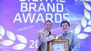 Head of Wealth Digital Iniatives and Product Portfolio Management PT Bank DBS Indonesia, Djoko Sulistyo saat menerima penghargaan The 8th Digital Brand Awards 2019 yang diselenggarakan oleh majalah Infobank bekerja sama dengan Isentia di Jakarta (16/5). (Liputan6.com/Faizal Fanani)