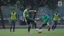 Pemain Timnas Indonesia, Ilija Spasojevic (kiri) berebut bola dengan Egy Maulana Vikri saat latihan di Lapangan A Kompleks GBK, Jakarta, Rabu (25/4). Latihan ini persiapan laga PSSI Anniversary Cup dan Asian Games 2018. (Liputan6.com/Helmi Fithriansyah)