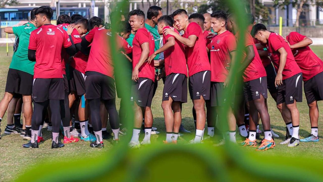 Timnas Indonesia U-24 melakukan latihan terakhir jelang bertolak ke Jinhua, China, pada Asian Games 2022. Latihan tersebut digelar di Lapangan A, Kompleks Gelora Bung Karno (GBK), Jakarta, Jumat (15/9/2023) pagi WIB.