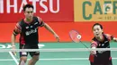 Ganda campuran Indonesia, Hafiz Faizal/Gloria Emanuelle Widjaja mengembalikan kok ke arah Zheng Si Wei/Huang Ya Qiong (China) saat laga babak pertama Indonesia Master 2020 di Istora GBK, Jakarta, Selasa (14/1/2020). Hafiz/Gloria kalah dua set langsung 14-21, 13-21. (Liputan6.com/Helmi Fithriansyah)