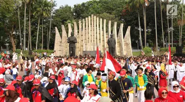 Suasana kegiatan Napak Tilas Proklamasi di Tugu Proklamasi, Jakarta, Kamis (16/8). Acara tersebut diadakan dalam rangka menyambut HUT RI yang diikuti oleh masyarakat dari beragam latar belakang. (Liputan6.com/Immanuel Antonius)