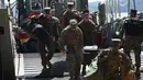 Marinir AS turun dari kapal angkatan laut Filipina selama simulasi latihan bencana sebagai bagian dari latihan militer gabungan Filipina-AS tahunan di kota Casiguran, provinsi Aurora (15/5). (AFP Photo/Ted Aljibe)