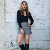 Cinta Laura, selalu berhasil dalam berpenampilan. Apapun yang dikenakannya selalu membuatnya tampak cantik. Terlebih dengan outfit hitam dan membuatnya makin terlihat seksi. (Instagram/claurakiehl)