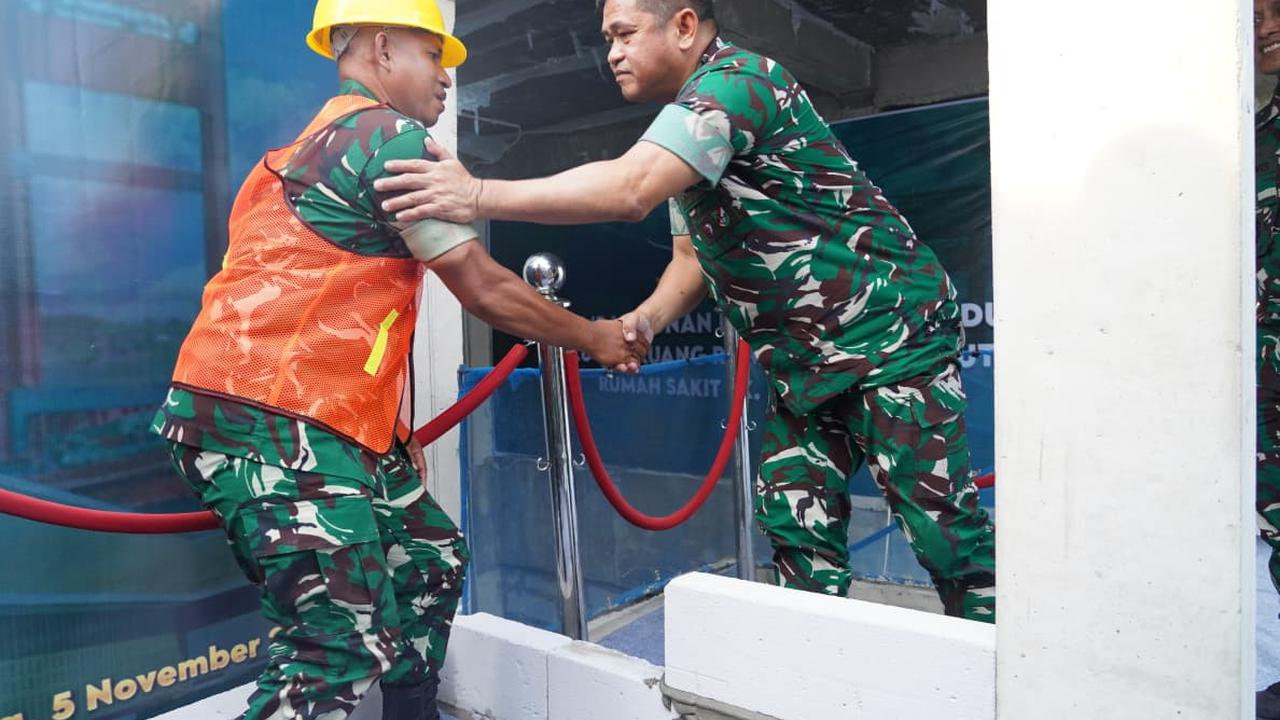 Kasad Jenderal TNI Maruli Simanjuntak saat memberikan pengarahan kepada prajurit, PNS, dan anggota Persit Kartika Chandra Kirana (KCK) dalam kunjungan kerjanya di Makodam II/Sriwijaya, Palembang, Rabu (5/11/2025).
